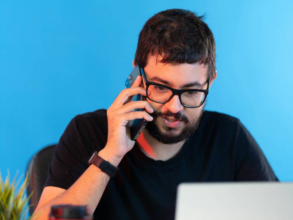 Personne de Pandata Services qui répond au téléphone pour fournir une assistance informatique à une petite entreprise (PME)