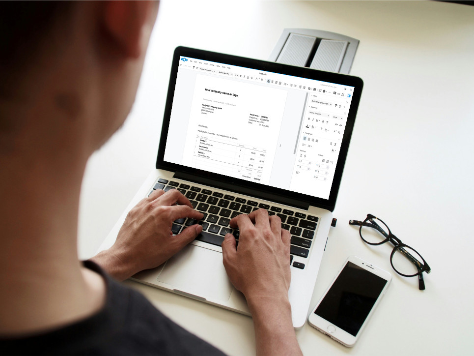 Entrepreneur qui utilise un cloud d'entreprise pour éditer et partager des documents sur nextcloud depuis son ordinateur portable