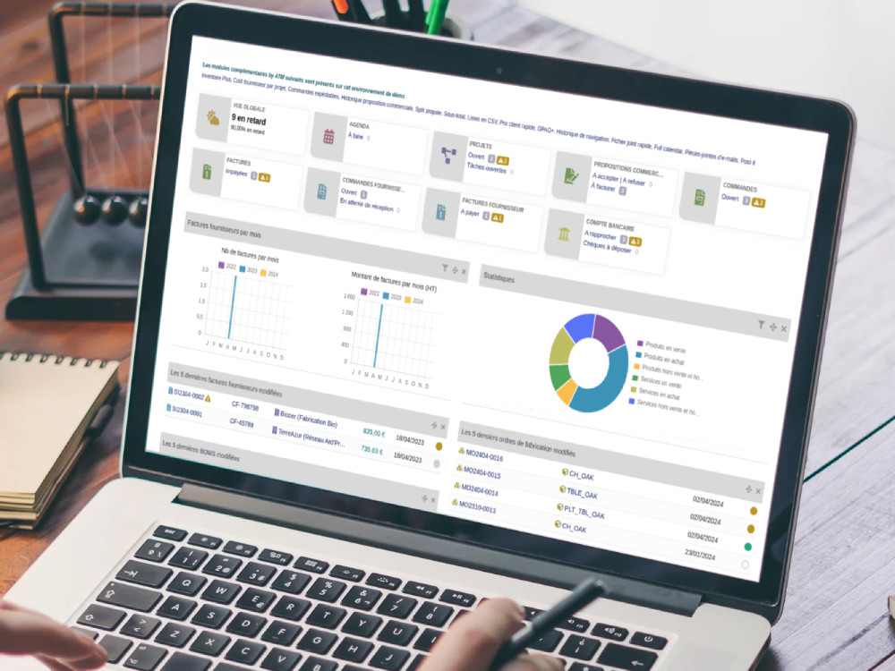 Teableau de bord de l'ERP Dolibarr affiché sur un écran d'ordinateur configuré par Pandata Services pour un artisan du Pilat
